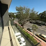 Modern One Bedroom In The Warwick
