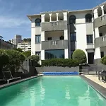 Modern One Bedroom In The Warwick